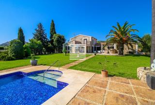 Country house in Ciutat d´Alcúdia. Estupenda finca rústica con licencia de alquiler y piscina clima