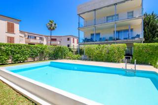 Apartment in Port de Pollença. Moderno apartamento con piscina comunitaria situado cerca de la