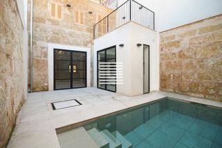 Maison jumelée à Pollença Poble. Casa de pueblo completamente reformada con pequeño patio y pisci