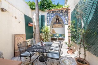 Casa adossada  Carrer d'alacantí 12. Encantadora casa de pueblo con patio y terraza privada en el cor