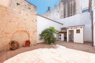 Doppelhaus in Pollença Poble. Magnificent village town house with patio and large garage locat