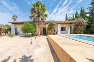 Xalet  Carrer de luxemburg 24. Chalet independiente con piscina privada a solo 400 metros de la