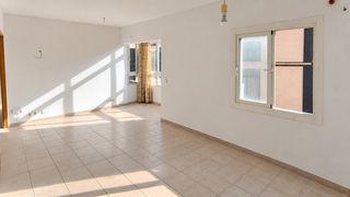 Etagenwohnung  Carrer de mestral. Apartamento luminoso con terraza acristalada, balcón y azotea co