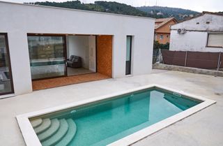 Casa en Carrer d'amadeo vives. Casa con 3 habitaciones con parking, piscina, calefacción, aire