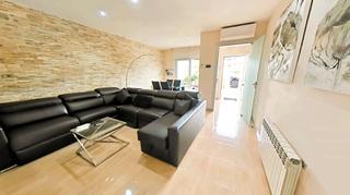Casa  Avinguda de vilafranca. 3 plantas excelente estado reformada con patio y terrazas