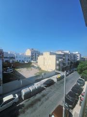 Etagenwohnung in Les Roquetes. Piso en calle comercial de roquetes