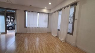 Rent Business premise in Plaça de bonaventura julià 20. Local excelente estado, venga a verlo!