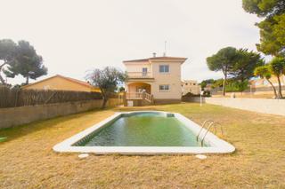 Xalet  Calle italia. Chalet de lujo con gran parcela en segur de calafell centro