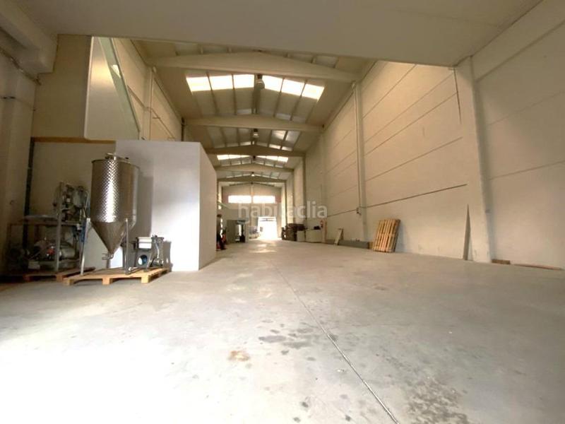 Foto b8455d8d-16b8-49a0-a0a9-a8b5e3025ea3. Bâtiment à usage industriel dans Roda de Barà