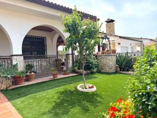 Casa a Bisbal del Peneds (La). Casa esquinera a 4 vientos, piscina, bbq, jardn, placas solares