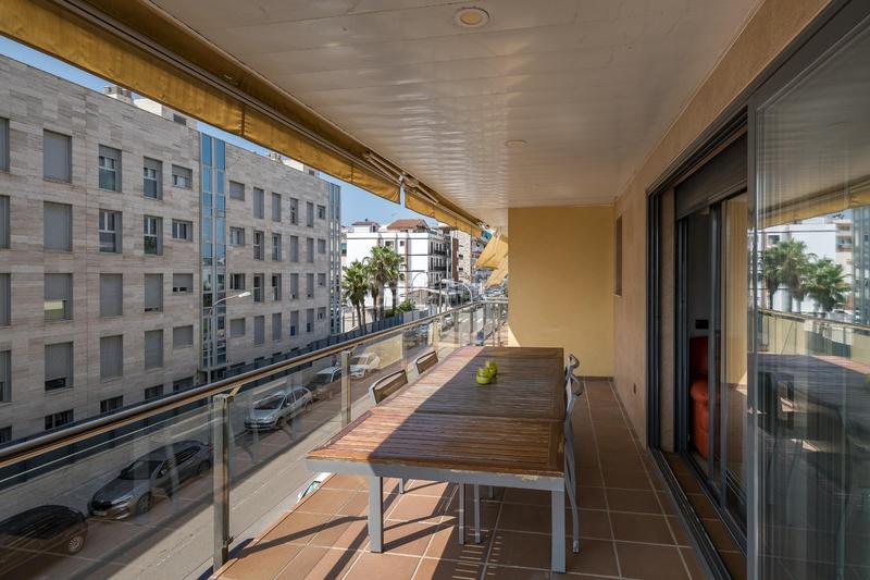 Foto a11a1448-2539-49ff-bc5c-da06f0e4ea20. Piso alto standing en 2 liena de mar con piscina en Torredembarra