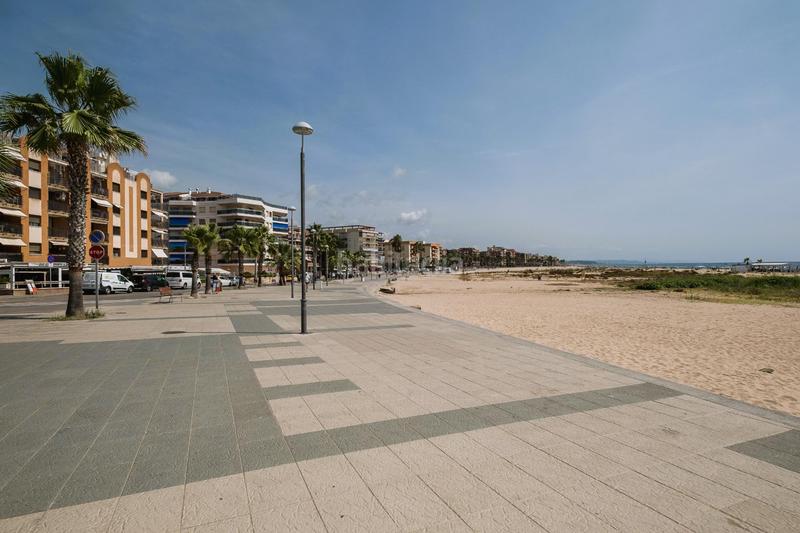 Foto f6b2f9d0-9a63-4e95-80cb-90c4ded5a06e. Piso alto standing en 2 liena de mar con piscina en Torredembarra