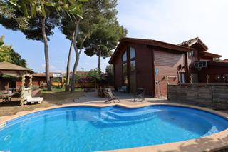 Casa a Banyeres del Penedès. Casa independiente con piscina urb. els boscos