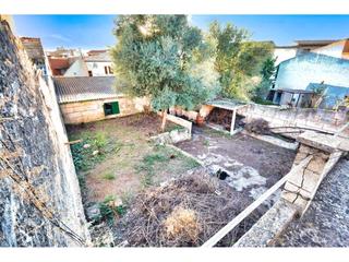 Casa adossada a Espanya 8. Encantadora casa a reformar con espacioso jardín en el casco ant