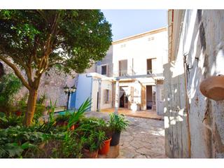 Semi detached house in Major 14. Casa mallorquina tradicional con patio, luz natural y gran poten