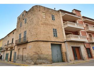 Semi detached house in Vila 20. Casa  con garaje  reformar en santa margalida