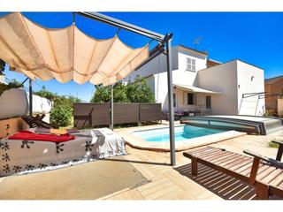 Casa  Roses 31. Chalet con piscina cubierta en sa coma