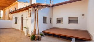 Casa adossada a Manlleu. Casa en venta para reformar en manlleu, barrio de la salud, con