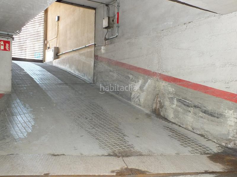 Foto 5059dd89-0d4a-47b5-86fc-395108f2f122. Parking voiture dans Centre Vic