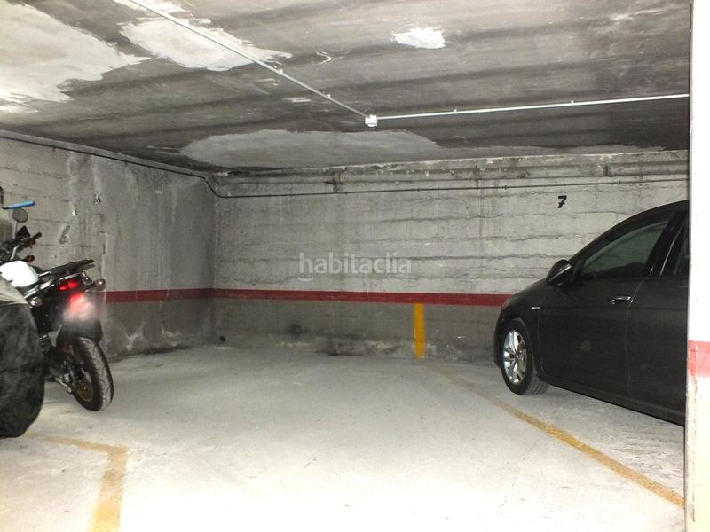 Foto 6b5a15d3-5051-4fe8-93a6-8e561c72a946. Parking voiture dans Centre Vic