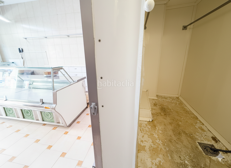 Foto 65d732ab-e03a-4995-8595-c3ce8ea4ea2a. Location local commercial dans de gurb 26 dans Centre Vic