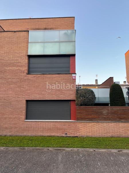 Foto 0900968b-fe41-4c1b-9d84-8f60cc7d4d6a. Semi detached house with heating parking in Estadi-Santa Anna Vic