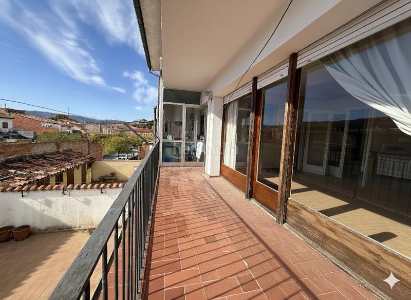 Foto 13e60d3e-91fe-4095-879e-f1d2441ff313. Piso  único muy céntrico con ascensor privado, balcón grande y 2 plazas de aparcamiento en Torelló