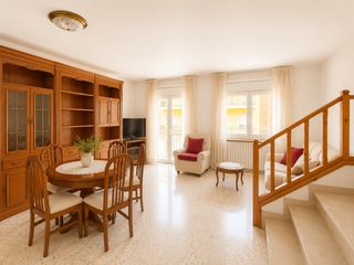 Casa adossada  D'arnald de corcó. Amplia casa adosada con terraza y jardín cerca de todos los serv