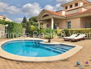 Haus in Nucli Urbà. Super casa con piscina!!