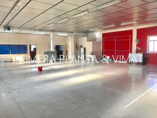Nau industrial a Centre. Esquinera y con gran patio !!!