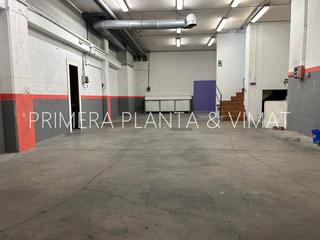 Nau industrial a Pla d'en Boet. Con salida de humos y parking !!!