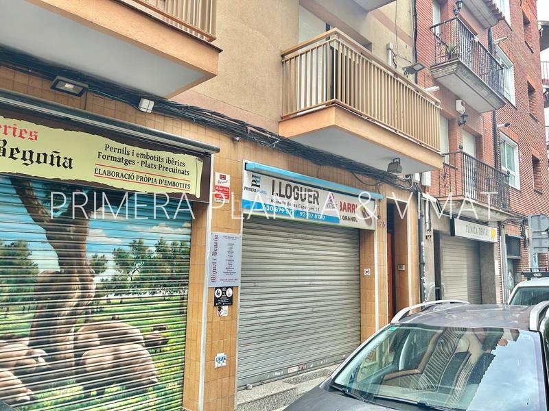 Foto 4a0442db-cfd6-49d0-a174-670a2c41a550. Alquiler local comercial con sotano grande y con patio !!! en Mataró
