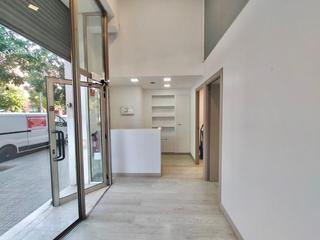 Location Local commercial à Tres Torres. Con presencia e impecable !!!