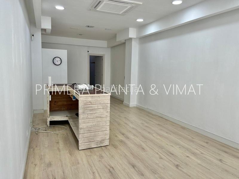 Foto 4dff8928-0429-4276-8823-c3629f39396f. Alquiler local comercial con escaparates en zona de mucho paso !!! en Mataró