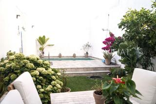 Casa a Centre. Reformada con piscina y jardin !!