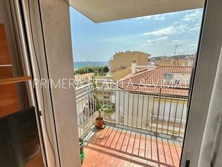 Piso en Calella. Alto,  frente al mar y con muchisima luz !!!!