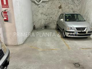 Parking coche en Centre. Para coche mediano !!