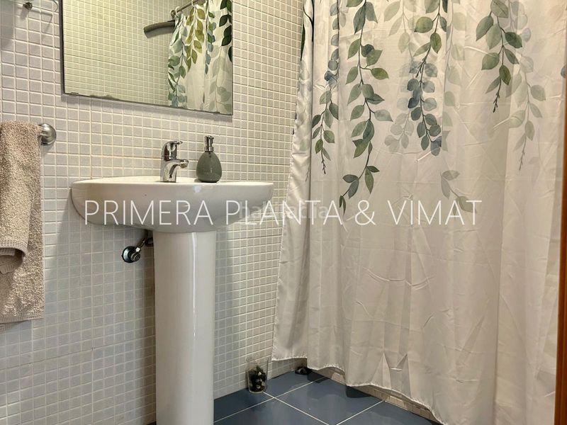 Foto 143c8946-1e34-4dd4-a5cb-0fffcef14b8f. Local comercial esquinero y con mucha luz natural !!! en Mataró