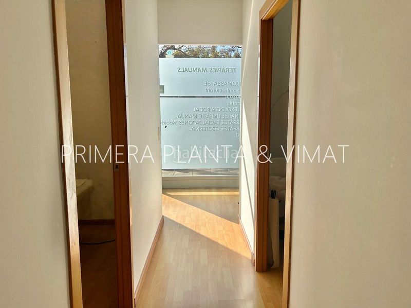 Foto 465697a0-c56b-4bed-a0c2-d5e544d78f23. Local comercial esquinero y con mucha luz natural !!! en Mataró