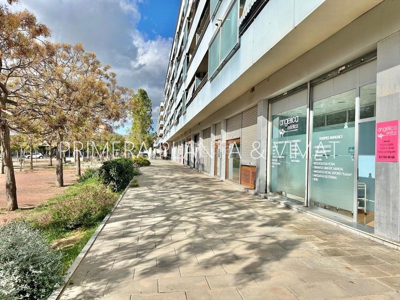 Foto 6310ac15-094e-4ce2-8e95-9895f7b6d960. Local comercial esquinero y con mucha luz natural !!! en Mataró