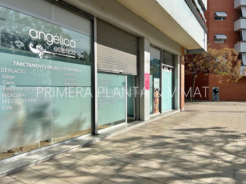 Foto b859d712-3e99-4c41-86ee-e06db8fd12ee. Local comercial esquinero y con mucha luz natural !!! en Mataró