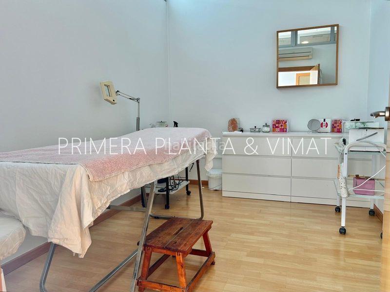 Foto dd00d3c0-1a7a-497e-856e-6cb15b3a0118. Local comercial esquinero y con mucha luz natural !!! en Mataró