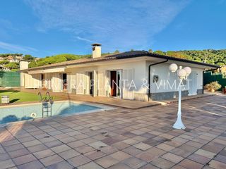 Chalet à Urbanitzacions. Con jardin y piscina propia !!!