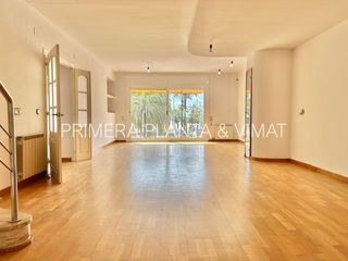 Affitto Duplex in Centre. De 200 m2 y frente al mar!