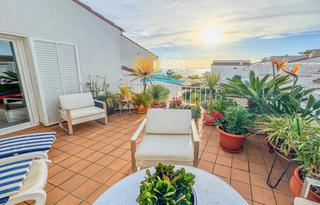 Piso en Marítim 22. Ático mediterráneo con dos terrazas, vistas al mar y acceso dire