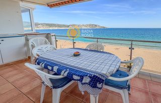 Pis a Els blancals 10-12. Exclusivo apartamento en primera línea de mar con garaje privado