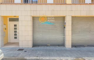 Autoparkplatz in Benet falp i matas 19. Garaje cerrado en el centro de roses