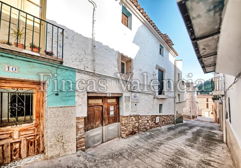 Foto e3364f8e-9af4-409f-98ee-0299b62dd452. Masia a Azuébar