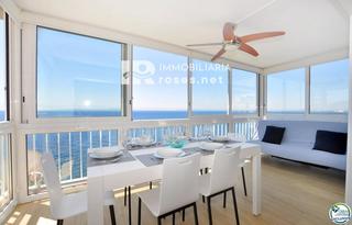Pis  Canyelles. Impresionante apartamento con vistas panorámicas al mar, reforma