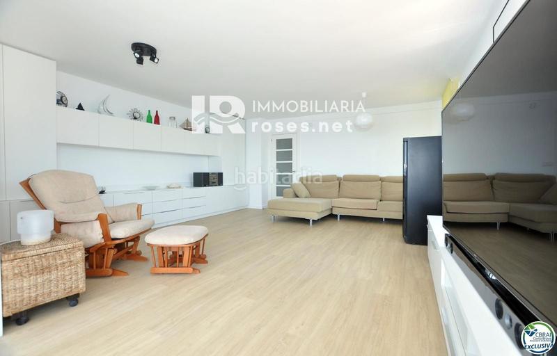 Foto 02a58d5d-7376-46f3-aefa-d95d67b90c8a. Piso impresionante apartamento con vistas panorámicas al mar, reformado, parking incluido en Roses